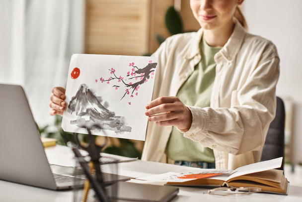 ořezané dospívající dívka ukazující její umělecké dílo při studiu a pohledu na její notebook, on-line výtvarné třídy - Fotografie, Obrázek