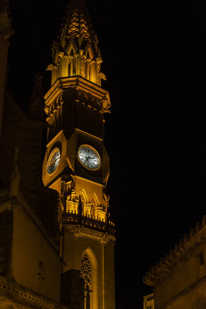 Vista nocturna de la torre del reloj de la iglesia parroquial de la ciudad mallorquina de Manacor, España - Foto, Imagen