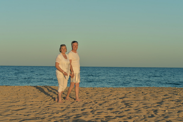 Couple d'âge mûr se détendre sur la plage
 - Photo, image