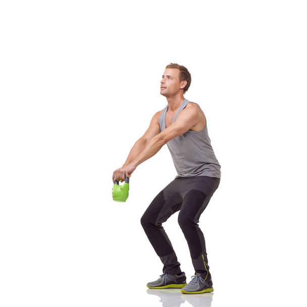 Edzés, fitness és stúdió férfi kettlebell az izom növekedés, erő fejlesztés vagy súlyemelés teljesítmény. Tornaterem berendezések, erős testépítő és férfi sportoló emelő fehér háttér. - Fotó, kép