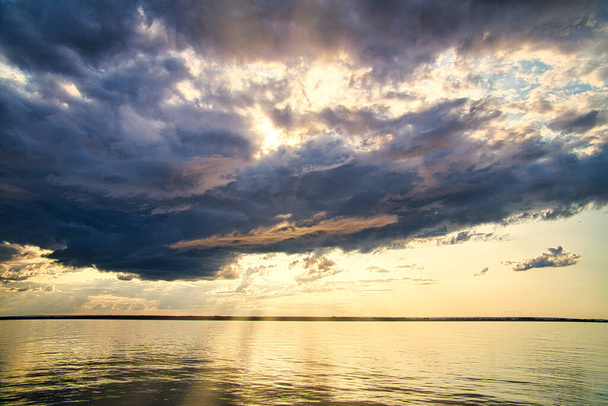 Ruotsin toiseksi suurin järvi Vattern-järvellä. Vaikuttavan suuri ja kaunis katsoa - Valokuva, kuva
