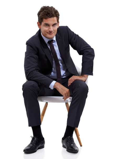 Sitzen, Manager und Portrait des Geschäftsmannes in einem Stuhl mit weißem Hintergrund oder Attrappe Raum im Studio. Selbstbewusst, Unternehmer und entspannen Sie sich auf dem Sitz mit professionellem Stil, Mode oder Anzug für die Arbeit. - Foto, Bild