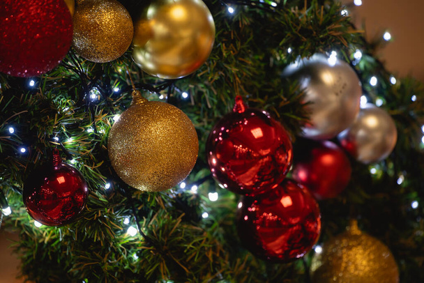 Κοντινό πλάνο διακόσμηση χριστουγεννιάτικο δέντρο για φωτισμό bokeh φόντο, ταπετσαρία, καμβά για τη διαφήμιση. Αντιγραφή χώρου του bokeh γιρλάντες στο παρασκήνιο. Νέο Έτος έννοια. - Φωτογραφία, εικόνα
