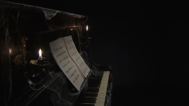 Κερί και πιάνο - Πλάνα, βίντεο