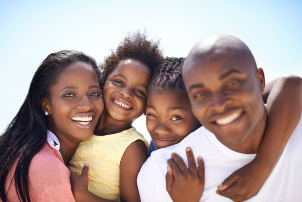 Černá rodina, rodiče a děti nebo šťastný na pláži pro dobrodružství, dovolenou nebo dovolenou portrét. Afričané, tvář a úsměv venkovní v přírodě pro přerušení, zkušenosti nebo sblížení se vztahem. - Fotografie, Obrázek