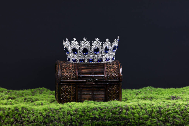 korona królewska i skrzynia skarbów - Zdjęcie, obraz