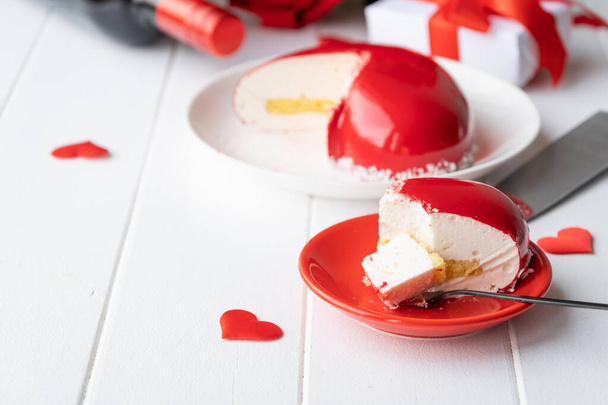 Valentin nap. szív alakú mázas Valentin-napi torta és virágok a fa asztalon - Fotó, kép