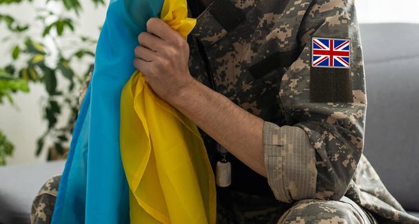 Βρετανός στρατιώτης με ουκρανική σημαία. - Φωτογραφία, εικόνα