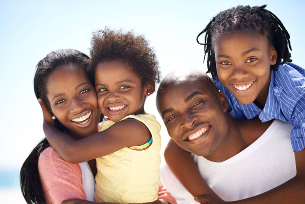 Afrikkalainen perhe, vanhemmat ja lapset muotokuva rannalla seikkailu, loma tai loma kesällä. Musta ihmiset, kasvot ja hymy ulkona luonnossa tauko, reppuselässä tai liimaus suhde. - Valokuva, kuva