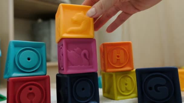 Uma mão de mulher arranja os cubos. Imagens 4k de alta qualidade - Filmagem, Vídeo