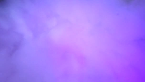 Праздничный фон перемещения затяжек искусственного дыма с яркими цветными вспышками лазерных огней и линий в фокусе и вне фокуса, выборочная фокусировка - Кадры, видео