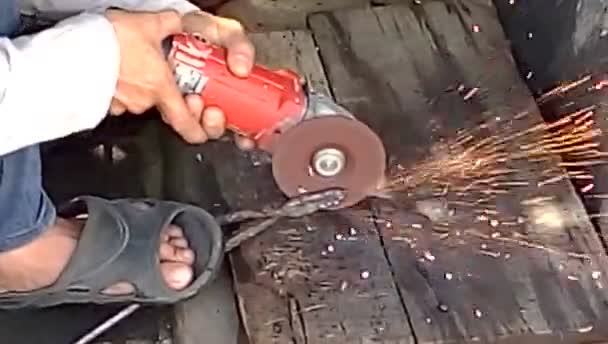 Korumasız bir ekipman ile iş yerinde adam çelik taşlama, - Video, Çekim