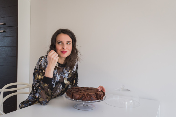 Krásná mladá brunetka pózuje s koláčky - Fotografie, Obrázek