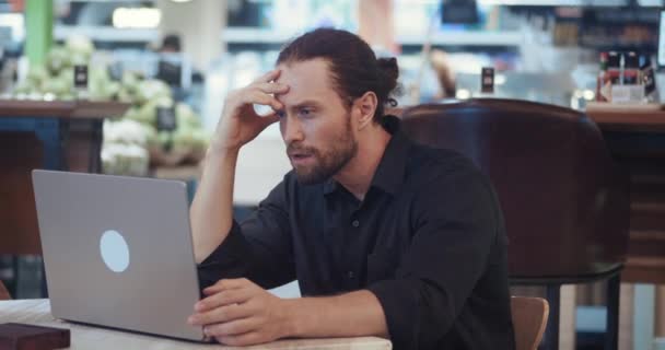 Burnout emploi freelance masculin se sent stress débilitant à long terme, qui peut résulter du travail à la surcharge d'ordinateur portable et la fatigue. L'homme concentré est frustré par les problèmes non résolus concept d'épuisement professionnel - Séquence, vidéo