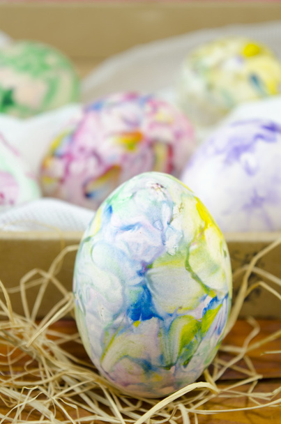Huevos de Pascua pintados a mano sobre una paja
 - Foto, Imagen
