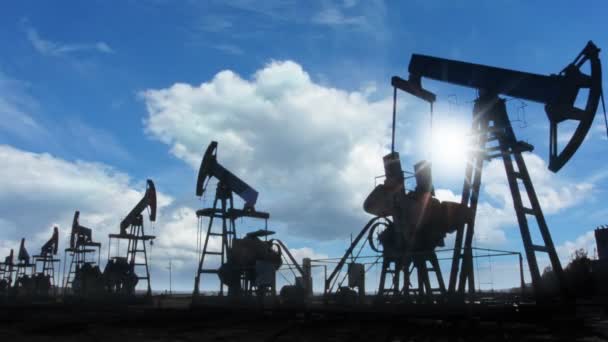 Σιλουέτες αντλίες πετρελαίου εργασίας - Πλάνα, βίντεο