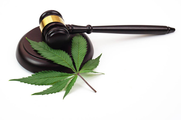 Cannabis levél vagy marihuána levél bíró kalapács fehér alapon. Jog, igazságszolgáltatás fogalma. - Fotó, kép