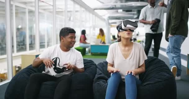 Ludzie, okulary VR i startupy technologiczne z pracą zespołową, innowacyjnością i metawertyczną współpracą w miejscu pracy. Mężczyzna, kobieta i rozszerzona rzeczywistość z futurystycznym systemem, młody użytkownik i team building w biurze. - Materiał filmowy, wideo
