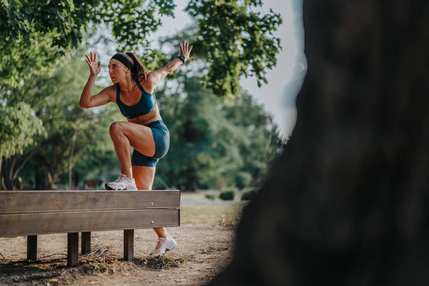 Fit Mädchen in einem grünen Park, Stretching und Sport im Freien. Ihre athletischen Körper inspirieren zu einem gesunden Lebensstil und motivieren andere, ihre Fitnessziele zu erreichen. - Foto, Bild