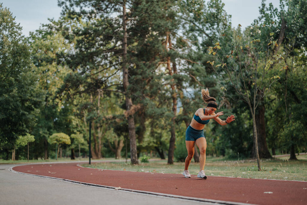 Fitt és rugalmas női fitogtatják atlétikai képességeiket, 360 fokos cigánykereket és flipeket adnak elő a szabadban alkonyatkor. Inspiráló esti edzése a természetben motivál másokat, hogy egészségesek maradjanak.. - Fotó, kép