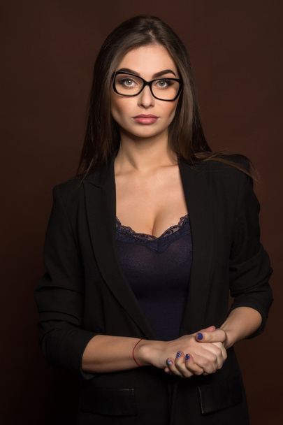 üzletasszony, szemüveg és egy fekete öltöny - Fotó, kép