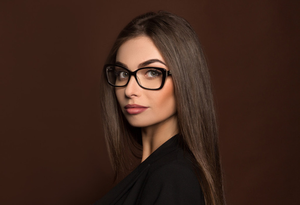 portret kobiety biznesu w okularach i czarny garnitur - Zdjęcie, obraz