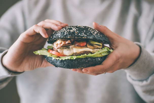 siyah burger - Fotoğraf, Görsel