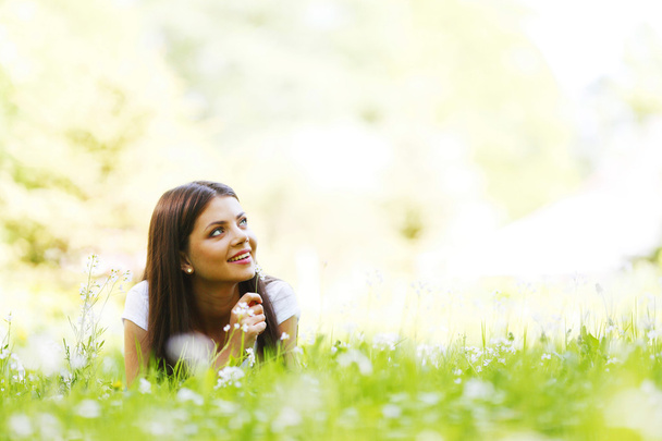 hezká brunetka holka na trávě - Fotografie, Obrázek