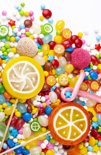 Beyaz arka plan üzerinde renkli şekerler - Fotoğraf, Görsel