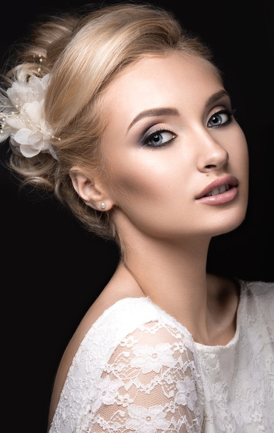Portrait of a beautiful woman in the image of the bride with flowers in her hair. - Foto, Imagem