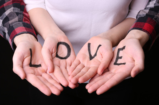 Τα χέρια του ζεύγους με επιγραφή αγάπη, γκρο πλαν - Φωτογραφία, εικόνα