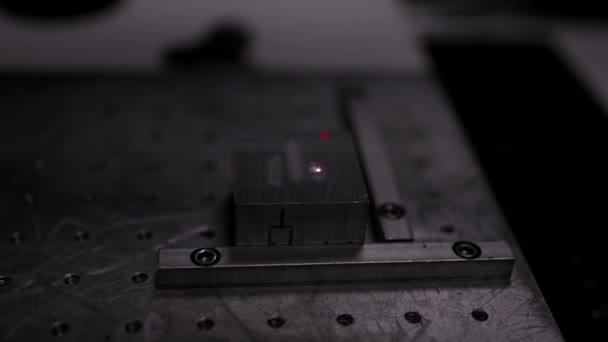 Bir metal parçasının seri numarasını ve modelini oyan bir lazer videosu. - Video, Çekim