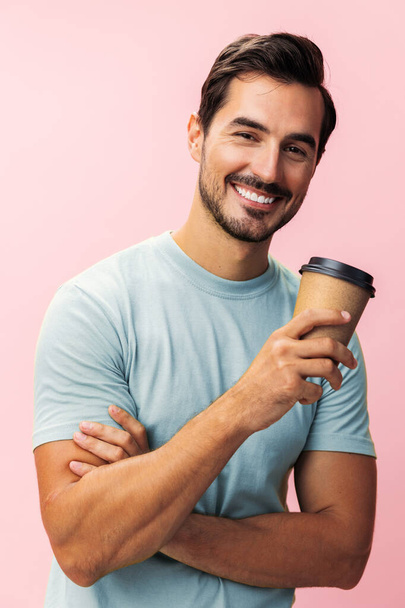 Muž pít šťastný hrnek hipster spánek izolovaný úsměv prostor horká káva růžová energie studio pohár pozadí módní kopie t-shirt student papír čaj - Fotografie, Obrázek