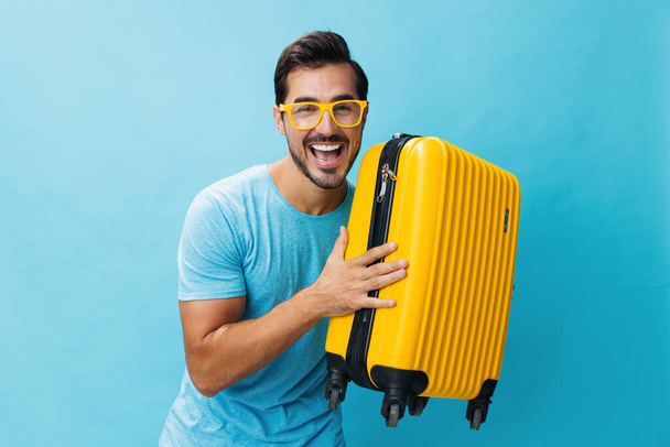 Мужчина синий багаж желтый отпуск космический путешественник билет копия путешествия выходные путешествия хипстер чемодан счастливый отпуск задний план поездки парень студии путешествие образ жизни полет - Фото, изображение