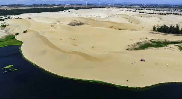 Starker geografischer Kontrast zwischen Sand und Wasser in der Nähe von Mui Ne, Vietnam. Die Mui Ne Wüste in Vietnam ist eine Wüste in Südostasien - Foto, Bild