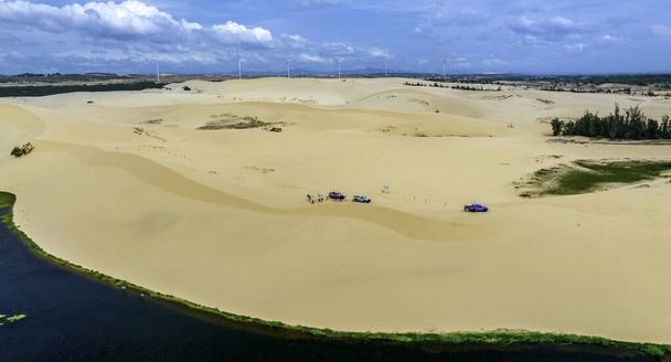 Contraste géographique entre le sable et l'eau près de Mui Ne, Vietnam. Le désert de Mui Ne du Vietnam est un désert en Asie du Sud-Est - Photo, image