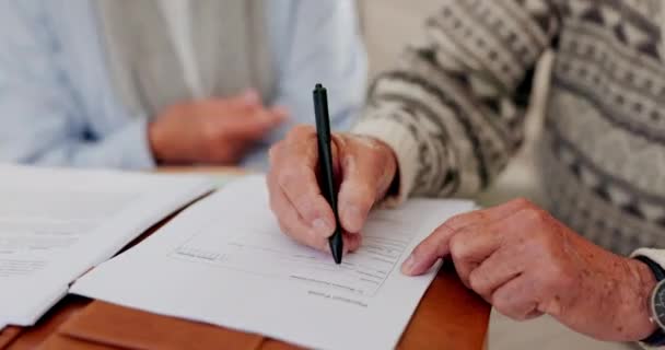 Handen, paar en ondertekenen van papier voor verzekering, contract en papierwerk of documenten. Ouderen, huwelijk en vormen vragen over de aanvraag voor pensioen, testament en investeringsplan in close-up thuis. - Video
