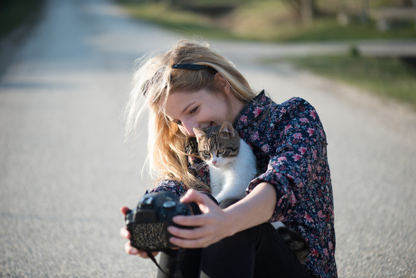Sevimli kadın kendini kedi ile alarak - Fotoğraf, Görsel