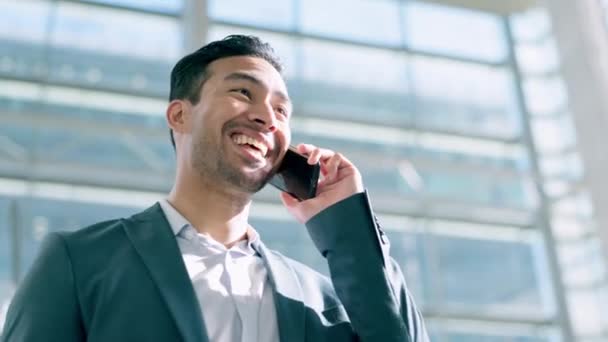 Telefoongesprek, grappige en zakenman aan het praten, chatten en een gesprek in het kantoor. Smartphone, glimlach en tevreden professional in gesprek, mobiele communicatie en lachen met contact op de werkplek van het bedrijf. - Video