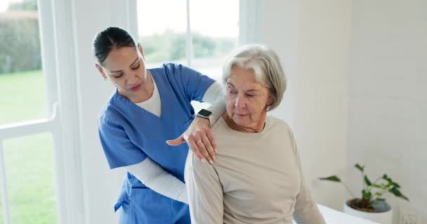 Yardım, fizyoterapi ve yaşlı kadınla doktor, danışma ile sohbet ve iyileşme. Emekli, yaşlı ve kayropraktik uzmanı hasta, eklem ağrısı ve rehabilitasyonlu sağIık. - Video, Çekim