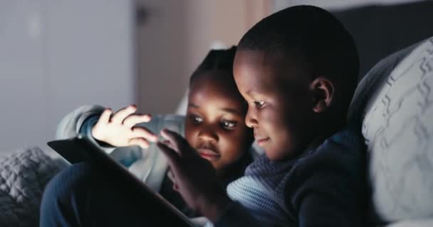 Чорні діти, щасливі і таблетки в домашній спальні, з'єднуються і посміхаються разом. Африканські діти, технології та прокрутка в ліжку, потокове кіно, кіно та відео, соціальні медіа або гра, навчання та друк вночі. - Кадри, відео