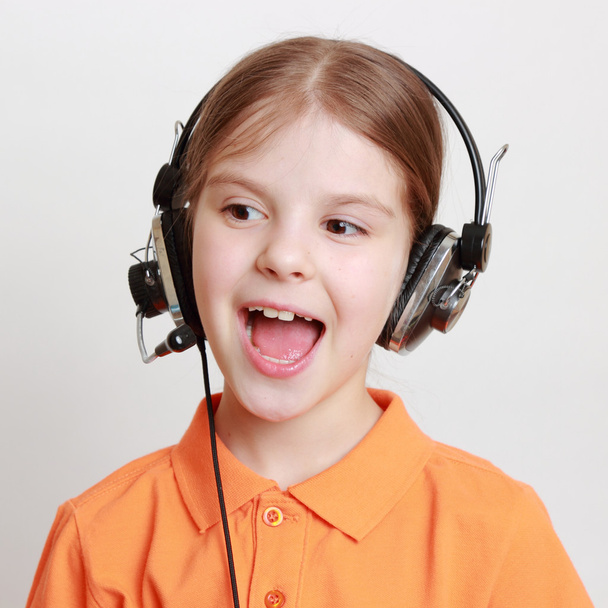 Active kid singing - Zdjęcie, obraz