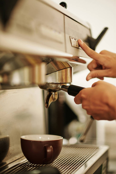 Dłonie jest barista robi filiżankę kawy dla klienta - Zdjęcie, obraz