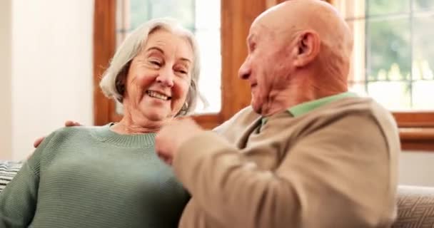 Vanhempi pari, nauraa ja puhu kotona rakkaudella, huolenpidolla tai keskustelulla yhdessä onnellisessa avioliitossa olohuoneessa. Iäkäs mies, vanha nainen ja keskustella hauska keskustelu, vitsi tai rentoutua eläkkeelle. - Materiaali, video