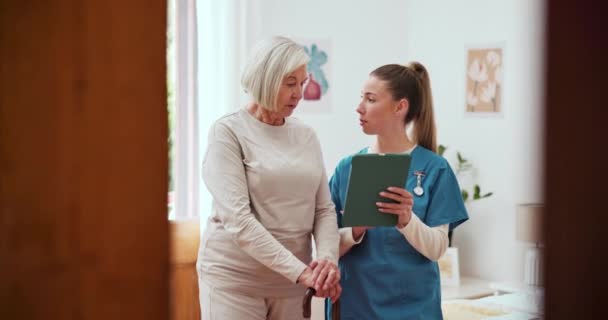 Ηλικιωμένη γυναίκα, νοσοκόμα ή δισκίο για την αποκατάσταση της εμπιστοσύνης, της υγειονομικής περίθαλψης ή αποτελέσματα ευεξίας. Ηλικιωμένος ασθενής, μπαστούνι ή μιλώντας ιατρική φροντίδα σχετικά με την τεχνολογία στην υποστήριξη στο σπίτι, συμβουλές ή βοήθεια. - Πλάνα, βίντεο