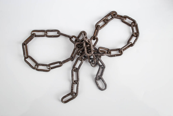 Вузол і лук з іржавого сталевого ланцюга на білому   - Фото, зображення