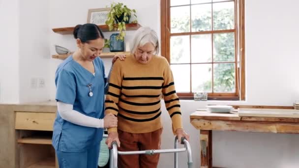 Pielęgniarka, starsza kobieta niepełnosprawna i chodząca, pomoc i pomoc w domu na emeryturze. Osoby w podeszłym wieku, opiekun i wsparcie w fizjoterapii, ćwiczeniach fizycznych i rehabilitacji lub rehabilitacji urazów. - Materiał filmowy, wideo