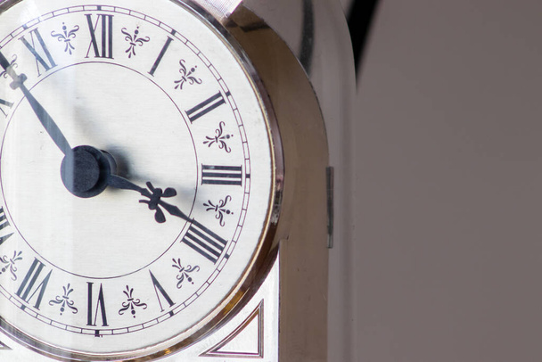 Piccolo orologio in piedi che mostra il tempo di conto alla rovescia. - Foto, immagini