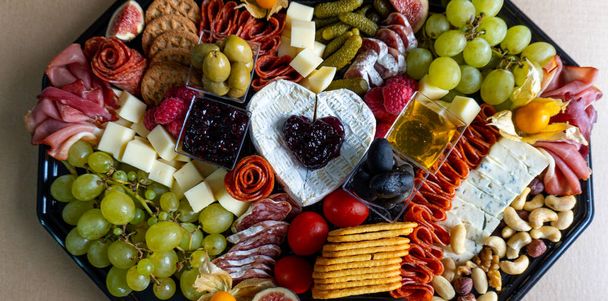 Charcuterie Διοικητικό Συμβούλιο με φρέσκα φρούτα, κρέατα, και τυρί - Φωτογραφία, εικόνα