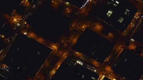 Drone autók, közúti és városi háttér éjjel utazás, utcai hálózati infrastruktúra és a közlekedés légi kilátással a tetőre. Épületek, fények és városkép a környéken vagy sötét építészet. - Felvétel, videó